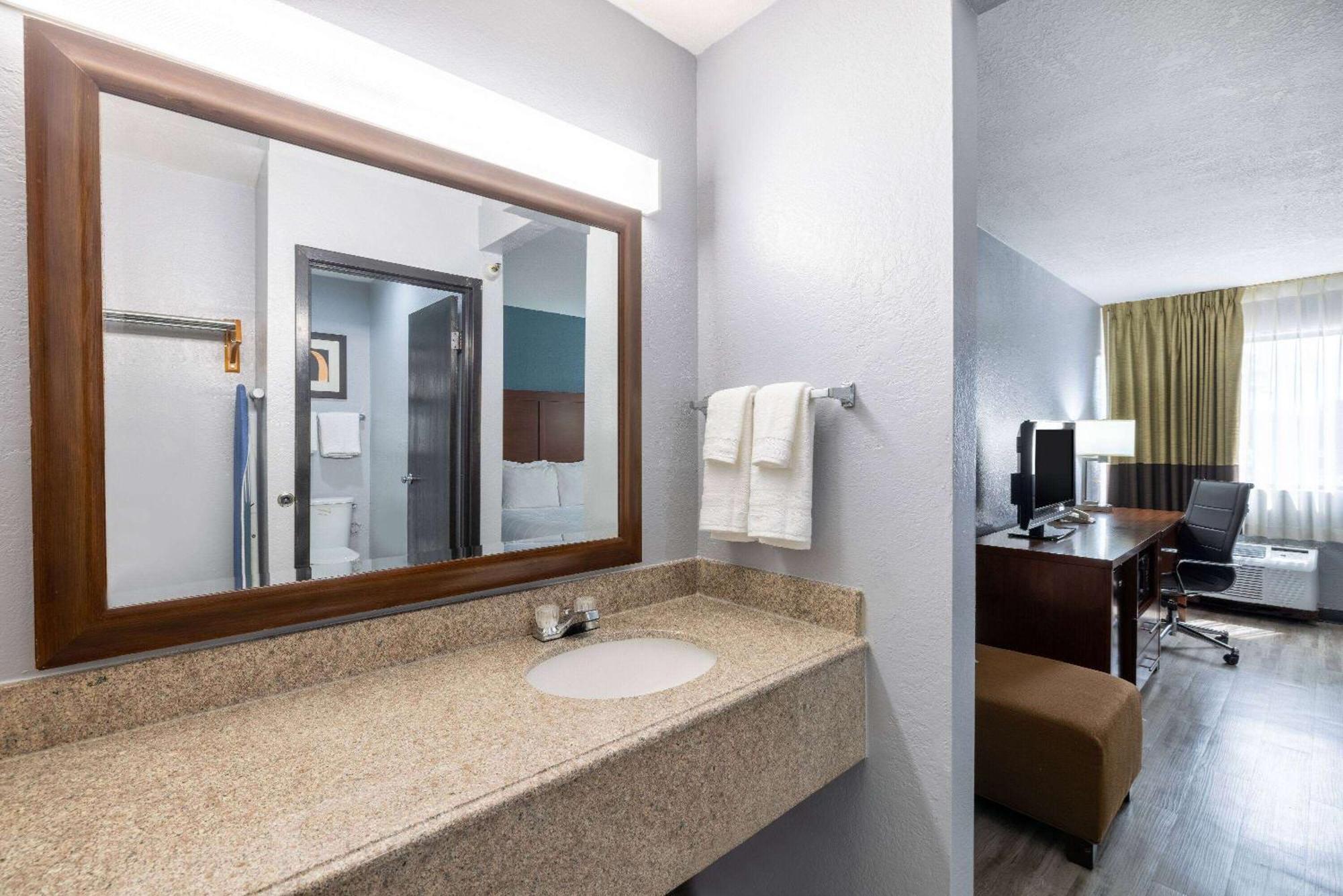 Travelodge By Wyndham ブルックリン・センター エクステリア 写真